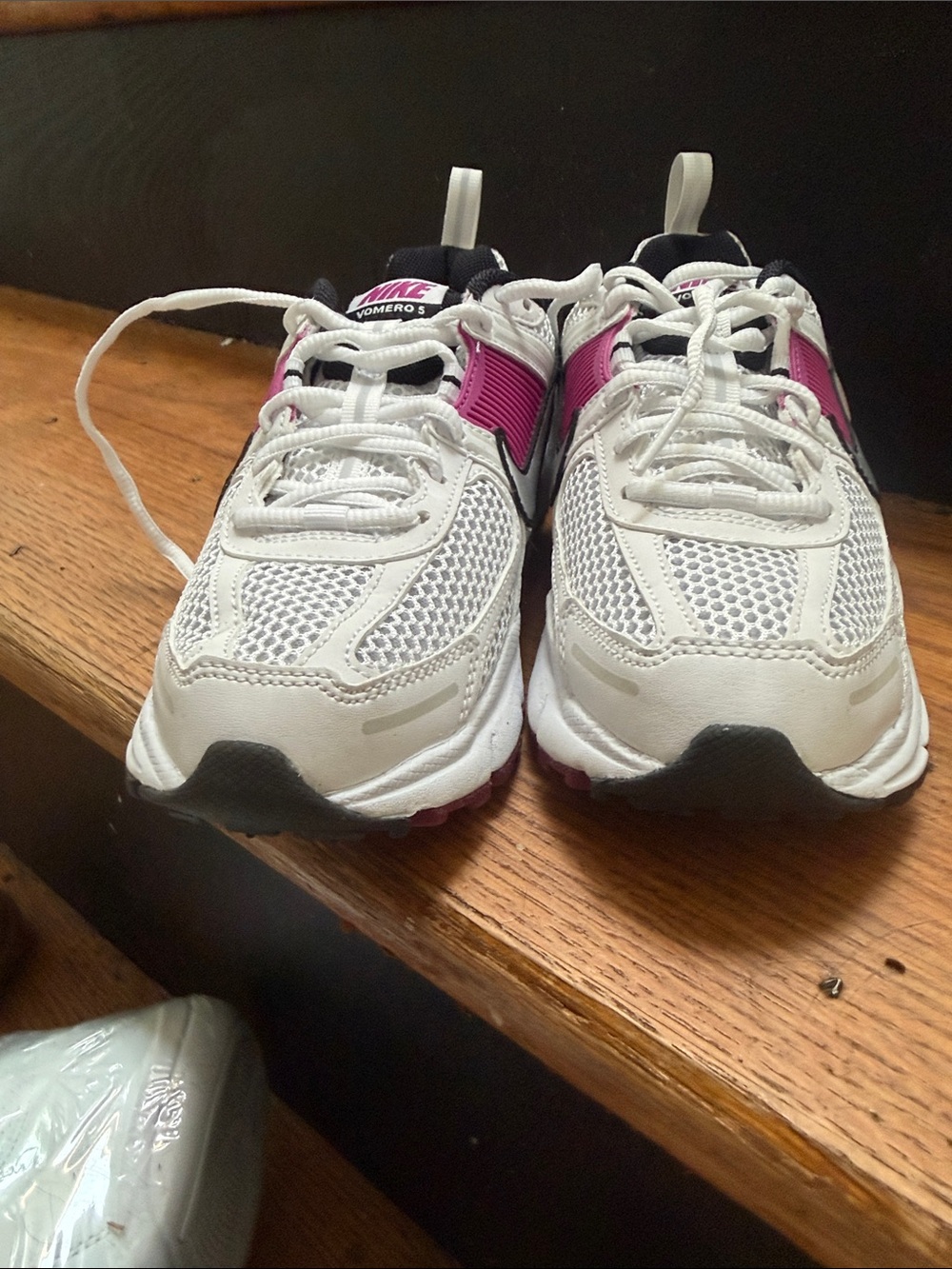 Nike girls Vomero 5 White & Pink Athletic Running Shoes - Picture 3 of 5